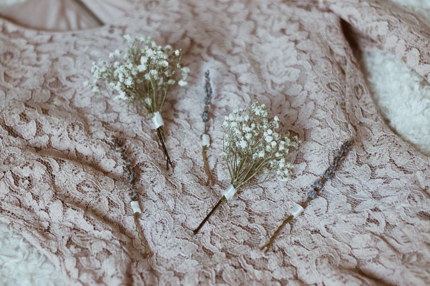 hiddenbotanicsweddings Hair Pin Sets Baby's Breath Bridal Hair Pin Set, Lavender Hair Pins, Dried flowers Hair pins, Dried Flowers Hair accessory, Boho weddings, Natural Bride